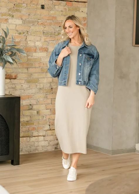 Trending Outfits for Women over 40 Conservative Christian Fashion, Fashion For Women In Their 30s, Simple Church Outfits Casual, Casual Modest Dresses, Comfy Church Outfit, Skirt And T Shirt Outfit, Mom Fashion 30 Year Old, Trending Outfits For Women, 30s Wardrobe