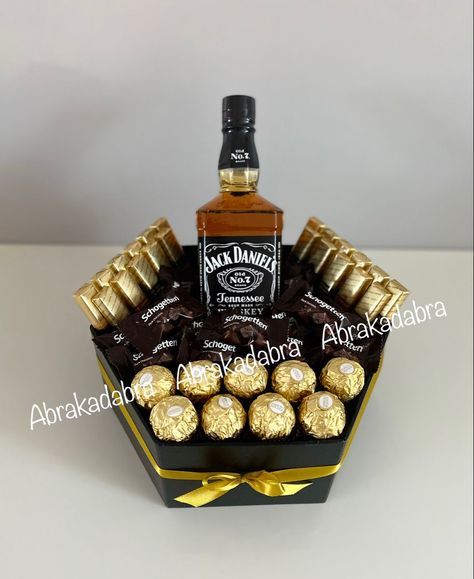 Jack Daniels Gifts, Alcohol Gift Baskets, Baby Food Jar Crafts, Bad Gifts, Food Bouquet, Liquor Gifts, Personalised Gifts Diy, Gift Wrapping Techniques, Diy Gift Set