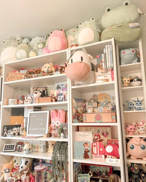 Eeee I love my new office space so much🤍🤍 Being able to surround myself with all my favourite things while I work is just the best!🥰 How is your week going so far?😊 Mine is looking quite busy but exciting!✨️ • • • #desk #desksetup #cozyhome #shelf #shelfdecor #nintendo #pokemon #squishmallows #gaming #cozygamer Pokemon Plush Shelf, Kawaii Bookshelf, Pastel Bookshelf, Pokemon Squishmallows, Plush Shelf, Bookshelf Decoration, Cozy Gaming, Video Game Collection, Book Room