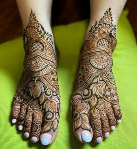 Leg Mehendi Design Unique, Legs Mehndi Design Bridal, Bridal Leg Mehendi Designs, Simple And Beautiful Mehndi Designs, Back Hand Bridal Mehndi, Mehendi Brides, Backhand Mehndi Designs, Feet Mehandi, Mehndi Designs For Back Hand