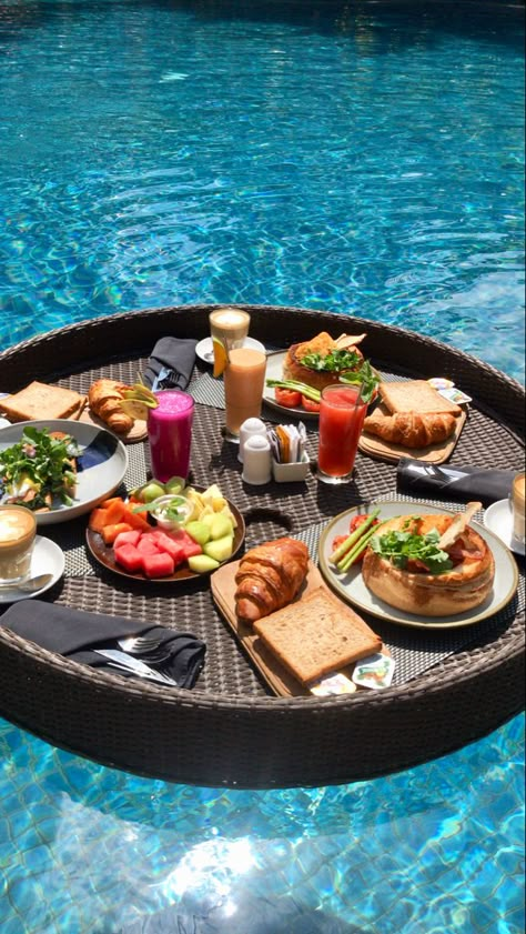 Maldives Breakfast In Pool, Beach Smoothie, Breakfast In Bali, Breakfast By The Pool, Summer Yacht, Floating Breakfast, Healthy Goals, All Inclusive Resort, Healthy Food Motivation