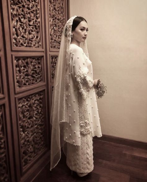 Kurung Nikah, Wedding Dresses Hijab, Malay Wedding Dress, Model Dress Kebaya, Animals Tattoos, Baju Kahwin, Nikah Outfit, Kebaya Wedding, Nikah Dress