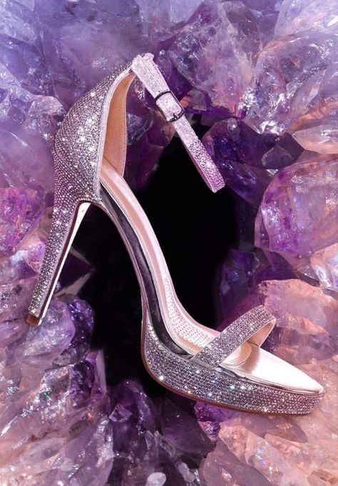 Jimmy Choo Quince Purple, Lilac Quince, Quinceanera Heels, Quince Heels, Purple Quinceanera Theme, Prom Shoes High Heels, Fairy Heels, Quince Shoes, Lavender Quinceanera