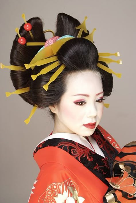 Oiran hairstyle with kanzashi Oiran Hairstyle, Geisha Hairstyles, Geisha Hair, Traditional Hairstyle, Hairstyle Names, Japanese Geisha, Japanese Hairstyle, Athletic Hairstyles, In Your Face