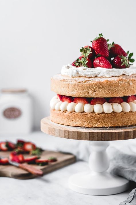 Layer Cake Filling, Victoria Sponge Cake, Bolo Fit, Layered Cakes, Pretty Cake, Sponge Cake Recipes, Victoria Sponge, Gateaux Cake, Cake Photography