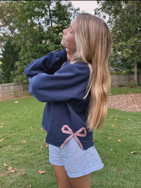 Side Bow Sweatshirt Diy, Bow Sweatshirt Diy, Diy Bow Sweatshirt, Diy Crewneck Sweatshirt Ideas, Bow Sweatshirt, Patchwork Hoodie, Hoodie Diy, Stitch Hoodie, Shirt Coquette