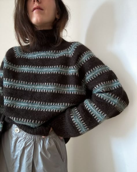 norma sweater • Instagram Sweater Darning, Norma Sweater, Crochet Winter Clothes, Stripe Sweater Outfit, Granny Stitch Sweater, Striped Knitted Sweater, Crochet Sweater Pattern Free, Unisex Clothes, Crochet Inspo