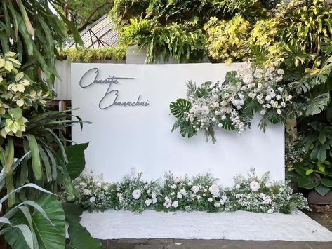 Garden Theme Wedding Backdrop, Simple Elegant Wedding Backdrop, Backdrop Wedding Simple, Backdrop Engagement Simple, Wedding Backdrop Greenery, Outdoor Wedding Backdrops, Flower Shop Decor, Wedding Stage Backdrop, Minimalist Wedding Decor