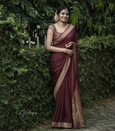 Purple South Indian Saree, Wine Banarasi Saree, Grape Wine Colour Saree, Maroon Saree Wedding, Wide Neck Blouse Designs, Engagement Saree Kerala, Wedding Saree Maroon, Wine Saree Look, Kerala Traditional Saree