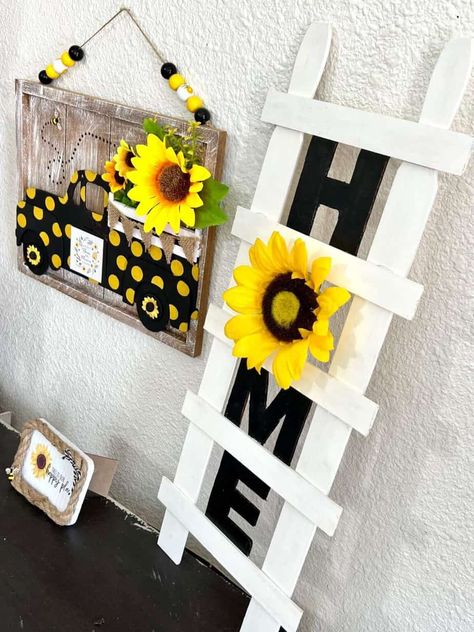 Sunflower Ideas Diy, Dollar Tree Sunflower Crafts, Sunflower Kitchen Decor Diy, Diy Bee Crafts, Sunflower Decorations Home, Painted Sticks Decor, Diy Bee Decorations, Sunflower Diy Crafts, Sunflower Crafts Diy