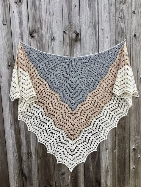 Patrons et modèles gratuits des châles au crochet - Le blog de mes loisirs  #crochet #crochetaddict #crochetlove #crocheted #handmade #yarnaddict #diy #crochetshawlpattern #crochetshawl Crocheted Shawl, Poncho Crochet, شال كروشيه, Triangle Shawl, Shawl Crochet, Crochet Shawls And Wraps, Shawl Patterns, Crochet Wrap, Shawl Crochet Pattern