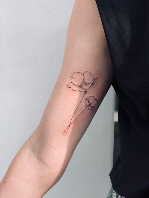 Poppy Tattoo Placement, Poppy And Daisy Tattoo, Dainty Poppy Tattoo, Poppy Bouquet Tattoo, Tattoo Poppy Flower, Small Poppy Flower Tattoo, Amapola Tattoo, Fine Line Poppy Tattoo, Simple Poppy Tattoo