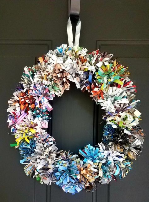 Magazine Wreath Diy, Magazine Craft Ideas, Upcycled Wreath Ideas, Upcycled Magazine Crafts, Rubbish Wreath, Magazine Crafts Diy, Recycled Wreath, Rolled Paper Wreath, Magazine Wreath