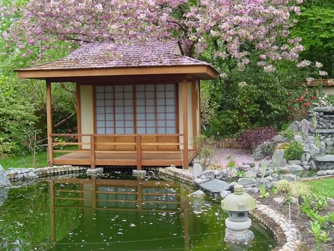 Japanese Garden House, Tea House Design, Kolam Koi, Japanese Garden Landscape, Japanese Tea House, Japanese Tea Garden, Japanese Style House, Zen Garden Design, Traditional Japanese House