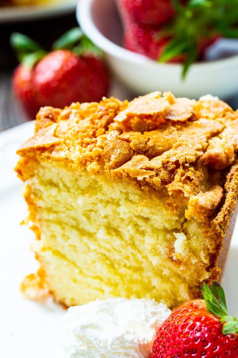 Classic Southern Pound Cake is perfectly moist and buttery. Old Fashioned Pound Cake, Southern Pound Cake, Butter Pound Cake, Whiskey Cake, Southern Desserts, Cream Cheese Pound Cake, Pound Cake Recipe, A Piece Of Cake, Strawberry Cakes