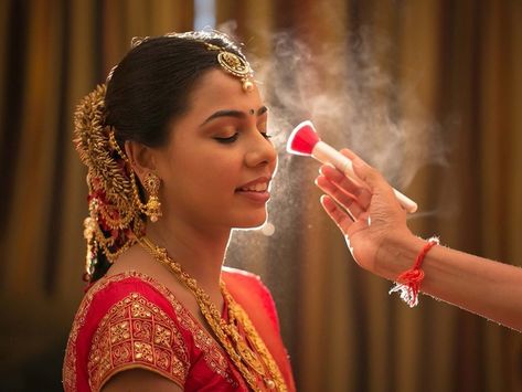 Make Up Bride, Salon Offers, Bridal Makeup Tips, Pre Bridal, Indian Bride Photography Poses, Indian Wedding Makeup, Indian Bride Makeup, Indian Wedding Poses, Bride Photos Poses