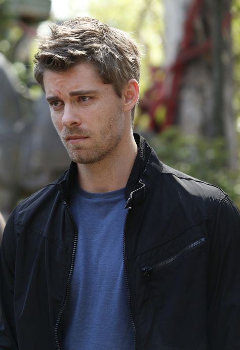 Lincoln Campbell (Luke Mitchell in Agents Of S.H.I.E.L.D., Season 2, 2014) Lincoln Agents Of Shield, Lincoln Campbell, Luke Mitchell, Marvel Agents Of Shield, Fashion Suits For Men, Agents Of Shield, Attractive Guys, Bucky Barnes, Prince Charming