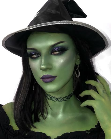 Classic Witch Makeup, Witch Makeup Green Face, Green Witch Face Paint, Green Witch Makeup Ideas, Wicked Witch Of The West Costume Makeup, Glinda Makeup Wizard Of Oz, Wicked Witch Makeup Wizard Of Oz, Wicked Witch Of The West Make Up, Green Witch Makeup Halloween