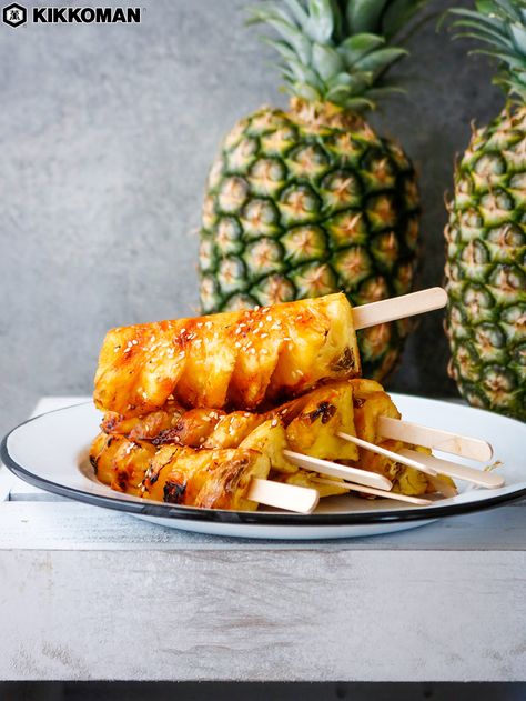 Grilled Teriyaki Pineapple | Grilled pineapple brings the taste of Hawaii directly to your table this summer! These grilled pineapple skewers make a juicy summer appetizer, sweet side dish, unique topping for burgers or hot dogs, or a healthy and delectable afternoon snack. With only 25 minutes of prep and cook time, you can make a kid-friendly snack with a delicious tangy flavor blast that will be hard for any pineapple-lover to resist. More summer recipe fun at KikkomanUSA.com! #Kikkoman Appetizer Sweet, Teriyaki Pineapple, Vegan Kebab, Tropical Dinner, Pineapple Skewers, Crunchy Food, Beach Recipes, Grilled Chicken Sandwich, Grilled Vegetable Recipes