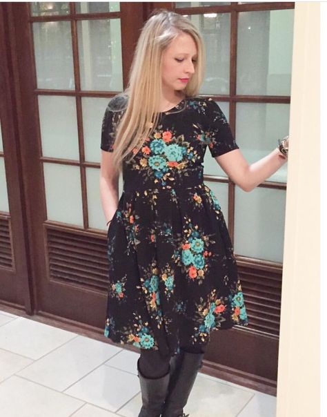 LuLaRoe Amelia dress inspiration  Shop LuLaRoe here: https://www.facebook.com/groups/lularoebycaitlinmeadows/ Outfit Style Ideas, Lularoe Amelia Dress, Lularoe Amelia, Look Short, Amelia Dress, Lularoe Styling, Lula Roe Outfits, Outfit Style, Lularoe Dresses