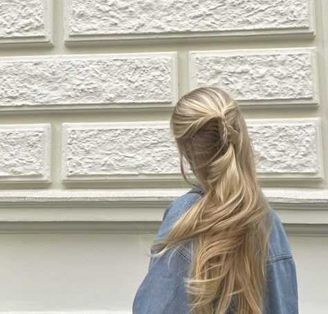 #blondebalayage #creme #aesthetic #beige #blue #fashion #trendy #dior Creme Aesthetic, Donatella Dragna, Steel Aesthetic, Female Book Characters, Elsa Steel, Tumblr Style, Cinderella Aesthetic, Blonde Aesthetic, Future Style