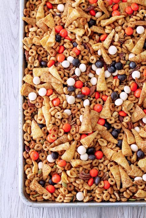 Pumpkin Spice Cheerios Snack Mix by Foodtastic Mom Cheerio Snacks, Thanksgiving Munchies, Pumpkin Cheerios, Cereal Mixes, Cheerios Snack Mix, Pumpkin Spice Cheerios, Cheerios Snacks, Pumpkin Preschool, Tailgate Foods