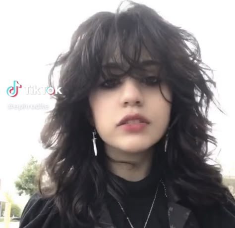 Wavy Goth Hair, Mid Length Alt Hair, Layered Alt Hair, Wavy Alt Hair, Goth Haircut Medium, 80s Rock Hair, Layered Wolf Cut, Emo Hair Styles, Rock Hairstyles