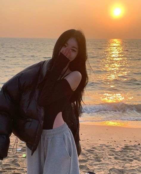 Kore Ulzzang, Korean Photo, Korean Picture, 사진 촬영 포즈, Pose Fotografi, Beach Photography Poses, Foto Poses, Uzzlang Girl, Korean Aesthetic