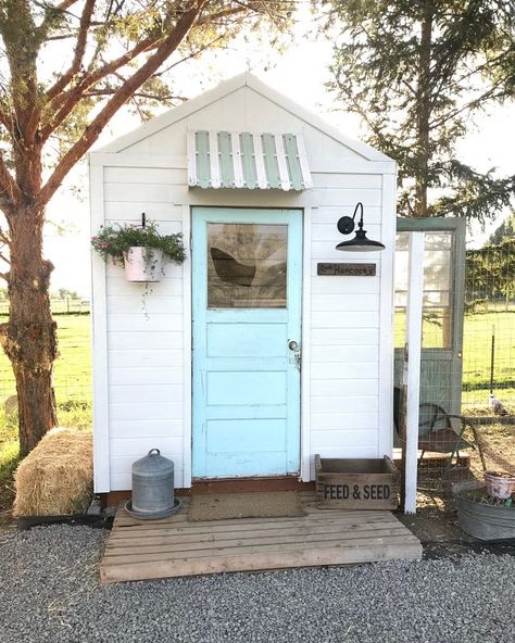 cute farmhouse-style chicken coop Building Chicken Coop, Garden Chicken Coop, Chicken Coop Pallets, Mobile Chicken Coop, Backyard Coop, Cute Chicken Coops, Diy Chicken Coop Plans, My French Country Home, Coop Design