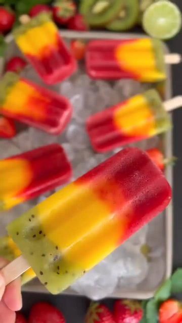 Healthy Food Addiction on Instagram: "🍦 Would you try this fruit smoothie pop! Post by @snackstoshare #loseweightnaturally #fatloss #fatlossgoals #fatlossfood #caloriesincaloriesout #loseweightforgood #fatlossdiet #fatlossplan #calorieburn #losefatfast #weighlossmotivation #fatlosstransformation #weighlosstransformation #fatlossmotivation #loseweightnowaskmehow #fatlossprogram #loseweightaskmehow #loseweightnotcurves #fatlossprogress #caloriecounter #weighlosssupport #losefatgainmuscle #fatlo Smoothie Pops, Healthy Popsicle Recipes, Makanan Rendah Kalori, Homemade Milkshake, Sommer Mad, Healthy Popsicles, Frozen Mango, Cooking Lunch, Sweet Dishes Recipes