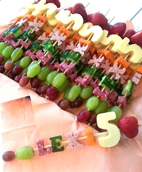 10 x DE LEUKSTE GEZONDE TRAKTATIES Fruits Decoration, Birthday Snacks, Party Snack Food, Fruit Skewers, Fruit Kabobs, Kids Treat, Kids Party Food, Birthday Party Food, Snacks Für Party