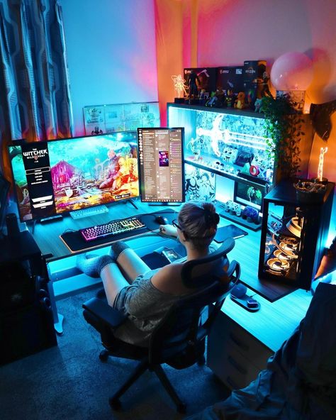 Work And Game Desk Setup, Bedroom Streaming Setup, Dream Computer Setup, Small Gaming Setup, Games Room Inspiration, Game Room Lighting, Small Game Rooms, Game Setup, Gaming Desk Setup