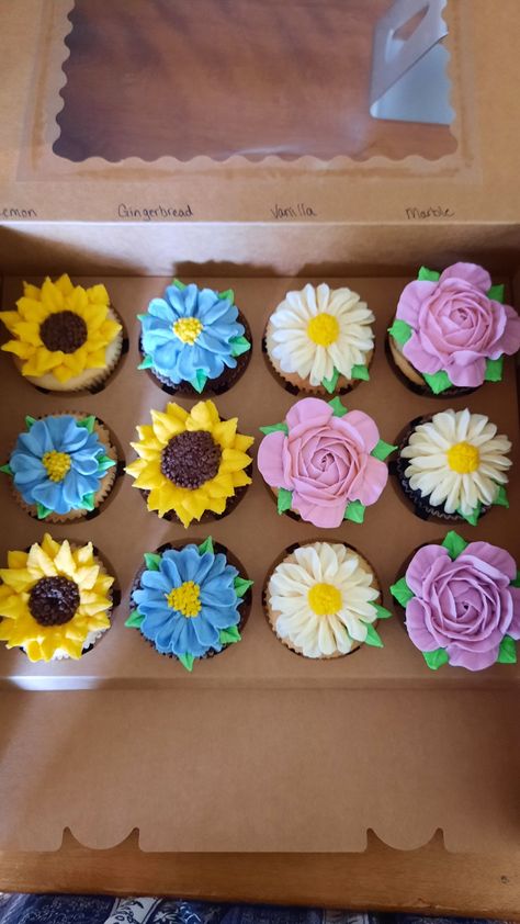 A variety of floral cupcakes with buttercream Sunflowers 🌻 and daisies ❤️ Cupcakes With Buttercream, Sunflower Cupcakes, Sunflowers And Daisies, Floral Cupcakes, Buttercream Cakes, Cakes And Cupcakes, Custom Cakes, Butter Cream, Wedding Cake