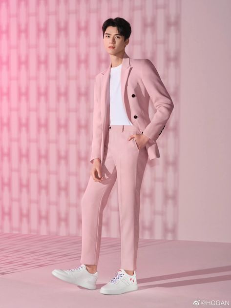 (2) cdrama tweets (@dramapotatoe) / Twitter Grwm Men, Pink Outfits Aesthetic, Korean Suit, Suits And Sneakers, Men's Hipster Style, Light Blue Suit, Classy Suits, Gong Jun, Men's Formal Style