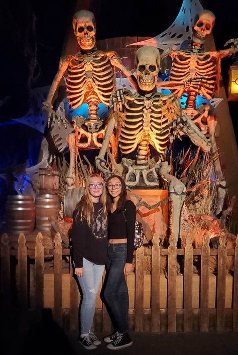 Knotts scary farm Knotts Scary Farm Outfit Ideas, Knotts Scary Farm Outfit, Knotts Scary Farm, Haunted Maze, Scary Farm, Halloween Duos, Knotts Berry Farm, Farm Clothes, Scary Places