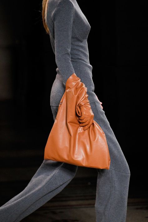 Stella McCartney Fall 2017 Ready-to-Wear collection, runway looks, beauty, models, and reviews. Stella Mccartney Bag, Inspiration Mode, Fall 2017, Fashion Details, Bago, Womens Fashion Casual, Stella Mccartney, Givenchy, Fashion Art