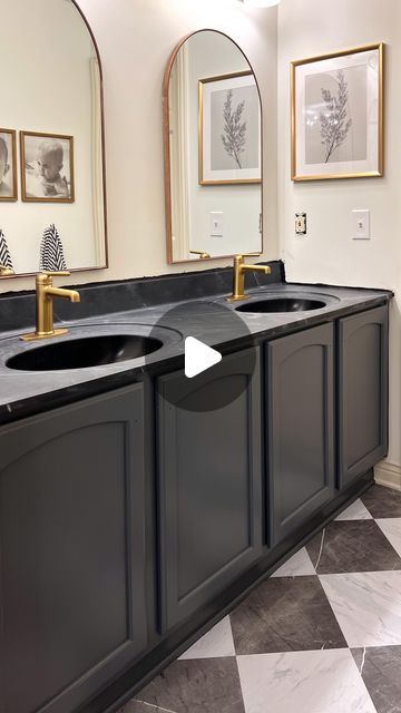 Alison McClannan | BARCbybrettandali on Instagram: "PART TWO BUDGET BATHROOM MAKEOVER — THE ONE WHERE I PAINT MY COUNTERS BLACK 🖤🫣  I honestly thought this blue paint for the cabinets was going to be the star of the show… But this countertop debacle quickly took centerstage. If I’m being honest during the process, I questioned what the heck I was doing… But trusted that it had potential. I cannot speak to how this is going to hold up… But I can say for right now it’s 200x better than the cultured marble , that was stained and yellow… So for now I’m calling this a win!  I found a tub and tile paint in black on Amazon for under $40… Used sample paint for the veining and sealed with a polycrylic topcoat in a matte finish! Let’s all say a little prayer that it last 😆🙃  Now the real questio Paint Bathroom Cabinets Black, Black Vanity Countertop Bathroom, Black Vanity Black Countertop, Black Vanity Top Bathroom Ideas, Black Counter Bathroom Vanity, Black Painted Bathroom Cabinets, Black Countertop Bathroom Ideas, Bathroom With Dark Wood Floors, Black Granite Bathroom Countertops