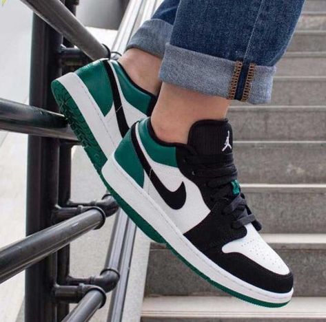 Green Nike Jordans, Jordan 1 Low Pine Green, Sb Outfits, Nike Jordan Outfit, Air Jordan 1 Pine Green, Sepatu Air Jordan, Jordan 1 Pine Green, Jordans Outfits, Aj1 Low