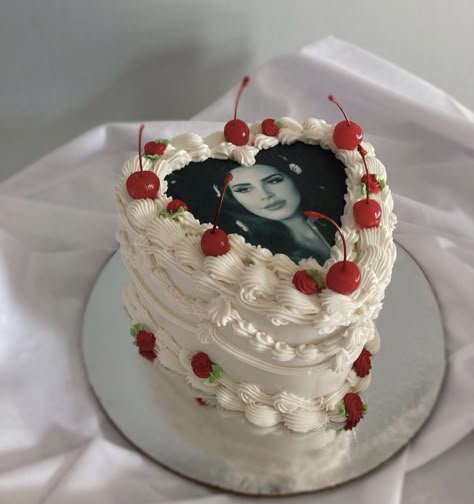 Lana Del Rey Cake, Bolo Vintage, Vintage Birthday Cakes, 18th Birthday Cake, Heart Shaped Cakes, Cute Baking, Creative Birthday Cakes, Fake Cake, Pretty Birthday Cakes