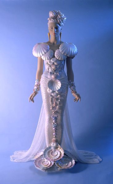 Cosmic Mermaid, Sea Shell Dress, Sea Costume, Mermaid Costume Diy, Seashell Wedding, Dress Barbie Doll, Sea Dress, Pop Art Fashion, 90s Runway Fashion