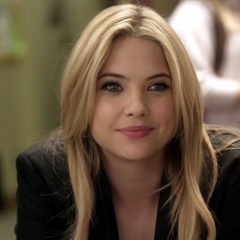 Hannah Pll, Pll Hair, Hanna Pll, Iconic Tv Characters, Hannah Marin, Lindsay Weir, Pretty Little Liars Hanna, Hannah Martin, Pll Cast