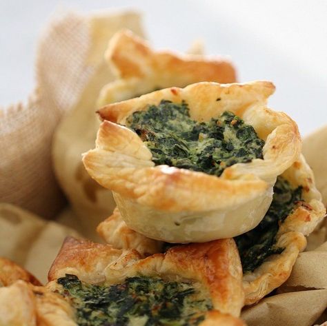 These Spinach & Ricotta Tarts with puff pastry make the most delicious little party food... or lazy lunch. Quick and easy to prepare (and freezable!). Tarts With Puff Pastry, Spinach Tart, Spinach Recipe, Spinach Ricotta, Recipe Baking, Christmas Lunch, Spinach And Cheese, Xmas Food, Tapenade