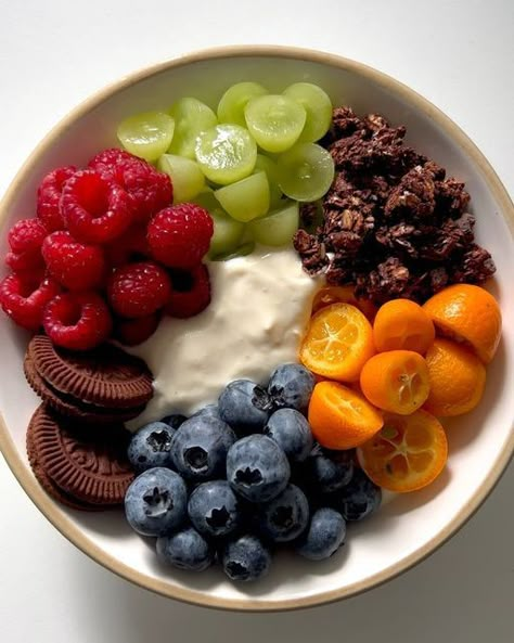 Aesthetic Health, Raspberry Yogurt, Healthy Food Inspiration, Delicacy Food, Healthy Food Dishes, Healthy Lifestyle Food, Summer Snacks, Healthy Food Motivation, Dessert Bowls