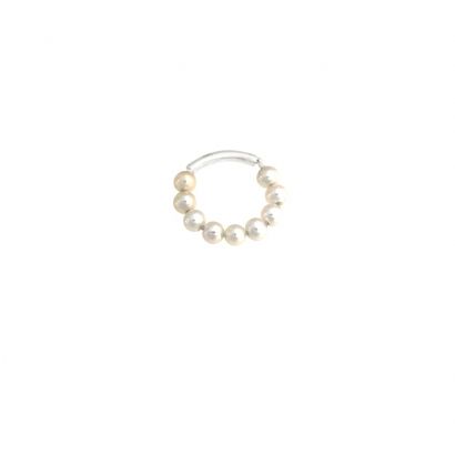 Adonica  pearl septum ring. Wow I found it! It really have the "Tiny" Pearl necklace look! It's in Real Pearls. Think of this combined with pearl earrings and pearl necklace. ( :-) perhaps even pearl nostril stud.  That would be almost too much. White Septum Ring, Pearl Septum Ring, Nickel-free Round Septum Ring For Wedding, White Beaded Pearl Ring, Captive Bead Septum, Opal Septum Piercing, Cute Nose Rings, Tiny Pearl Necklace, Mod Jewelry