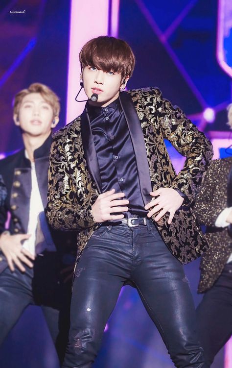 May 💫 on Twitter: "jungkook wearing tight jeans/pants ; a thread… " Jungkook Thighs, Kpop Anime, Jungkook Abs, Boy Band, Jung Kook, Jungkook Cute, Foto Jungkook, Kpop Guys, Bts Bangtan Boy