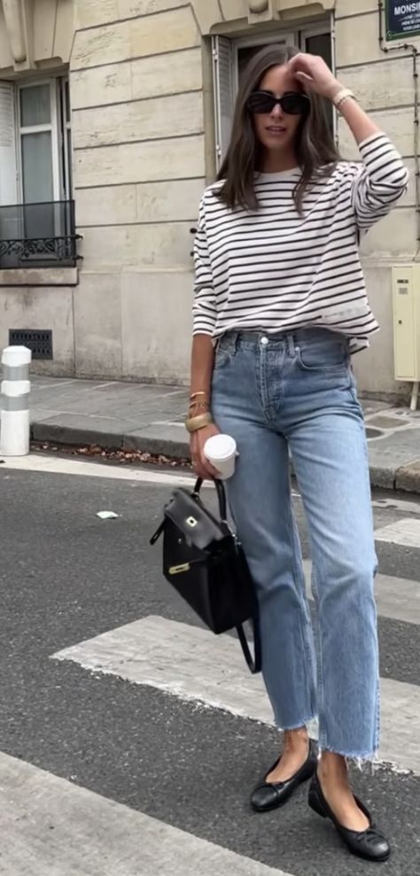 Black White Casual Outfit, London Look Outfits Spring, Early Fall Europe Outfits, French Mum Style, Casual Transitional Outfits, Simple Classic Outfits For Women, Dark Jeans Outfit Spring, Laid Back Work Outfit, Effortlessly Chic Outfits Minimal Classic