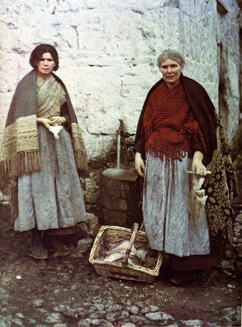 The First Colour Photographs of Ireland - 1913 - Flashbak Traditional Irish Clothing, Irish Knitwear, Irish Clothing, Ireland History, Images Of Ireland, Ancient Ireland, Irish Women, Irish Cottage, Portrait Vintage