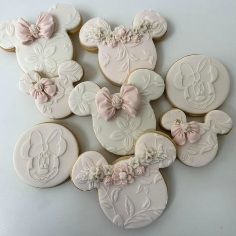 Minnie Bday Party, Bambi Cookies, Vintage Minnie Mouse Party, Minnie Cookies, Minnie Mouse Birthday Theme, Mouse Cookies, Minnie Mouse Cookies, Minnie Mouse Birthday Decorations, Disney Bridal Showers