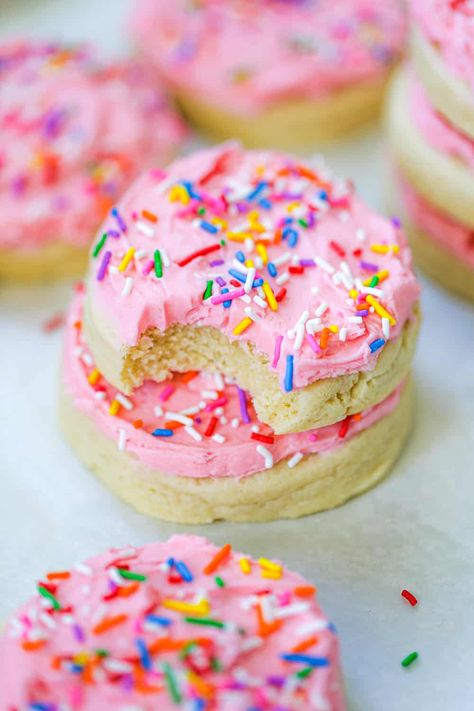 50s Desserts, Baking Dessert Recipes, Lofthouse Cookie Recipe, Lofthouse Sugar Cookies, Lofthouse Cookies, Fluffy Frosting, Vanilla Birthday Cake, Crumbl Cookies, Cookie Cake Birthday