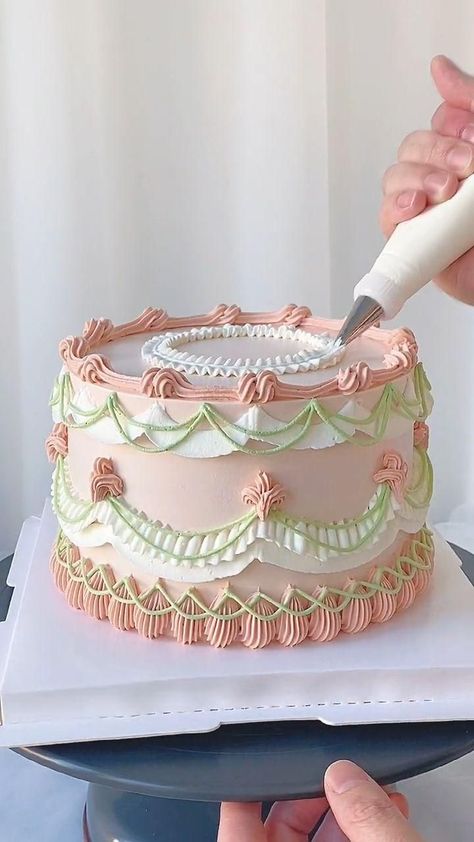 Retro cake decorating tutorial [Video] | Cake designs, Cake decorating frosting, Buttercream cake decorating Gökkuşaği Pasta, Kue Fondant, Bolo Vintage, Patisserie Fine, Buttercream Cake Decorating, Simple Cake Designs, Cake Decorating Piping, Creative Cake Decorating, Cake Decorating Frosting